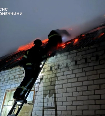Атака на Славянск: беспилотник попал в дом, возник пожар