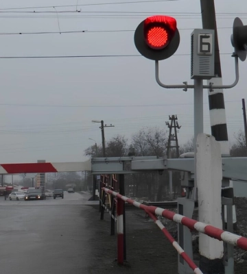 Ризик на коліях: водіїв закликають бути особливо уважними на залізничних переїздах
