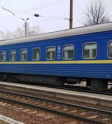 Дорога замість рейок: на Дніпропетровщині призупиняють рух потягів