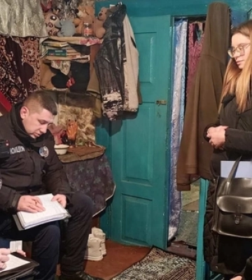 Двох знедолених дітей з волинського села забрали у притулок, а матері дали час виправитись