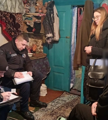 Двох знедолених дітей з волинського села забрали у притулок, а матері дали час виправитись