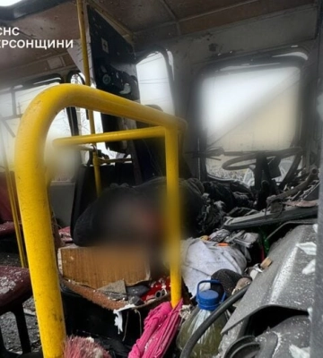 Російський обстріл вбив водія маршрутки у Херсоні, ще п’ятеро людей поранені (, )