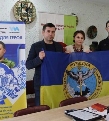 Дитячі молитви у кожному стібку: у Києві розпочали вишивати оберіг для Кирила Буданова