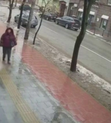 У центрі Дніпра величезна бурулька впала жінці майже на голову (Відео)