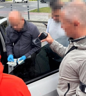 Судитимуть лікаря з Луцька, який вимагав 8000 доларів у пацієнта з законним правом на групу інвалідності