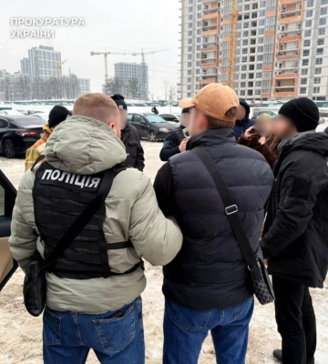 У Києві затримали продавців високоякісних підробок доларів