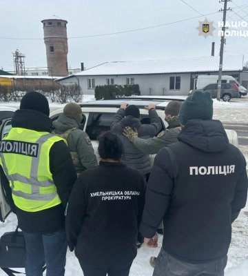 Вимагав 150 тисяч доларів з родини військового: на Хмельниччині чоловіку оголосили про підозру