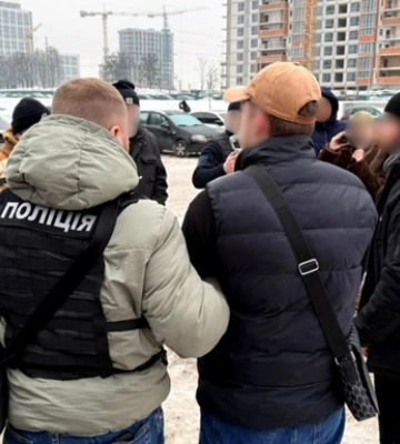 В Киеве задержали мужчин за сбыт поддельных долларов