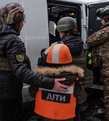 Родини з дітьми примусово евакуюють з низки сіл Харківщини