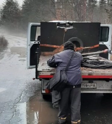 Росіяни вдарили дроном по авто комунальників на Донеччині: один працівник загинув, двоє зазнали поранень. ФОТОрепортаж
