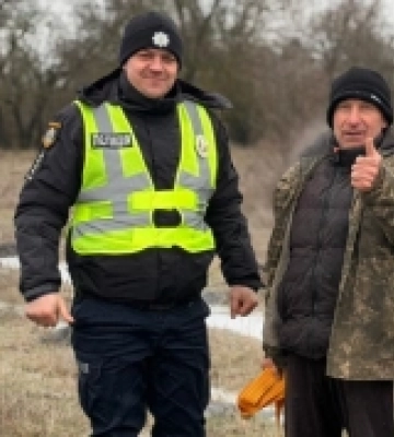 Застрягли на ґрунтовій дорозі: у Баштанці поліцейський офіцер громади допоміг водіям вибратися на проїзну частину