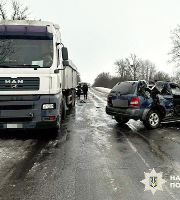 На Хмельниччині легковик врізався у припарковану вантажівку: у ДТП постраждала неповнолітня дівчина