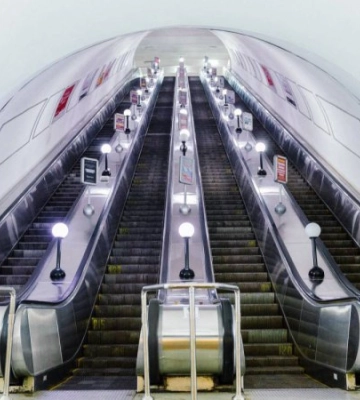 У Києві через знеструмлення зупинились поїзди і ескалатори метро