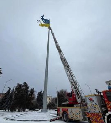Рятувальники намагались зняти пошкоджений негодою прапор у Полтаві