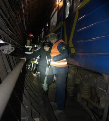 Рятувальники вивели майже 500 людей під час вимушеної зупинки метро в Києві, - ДСНС