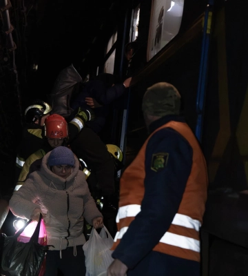 Рятувальники вивели майже 500 людей під час вимушеної зупинки метро в Києві, - ДСНС