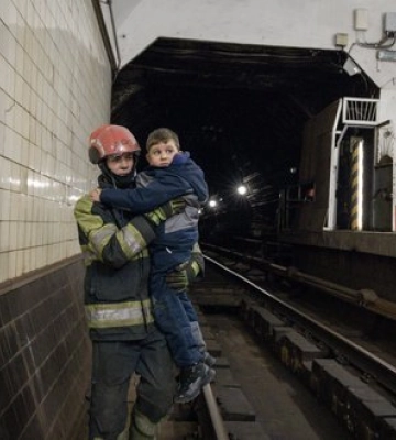 Почти 500 человек вывели из метро Киева спасатели во время остановки поездов, - ГСЧС. ВИДЕО+ФОТОрепортаж