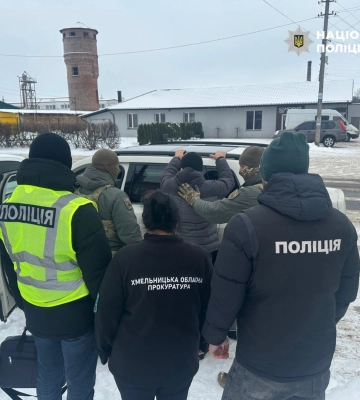 Вимагав чималі гроші у родини військовослужбовця - на Хмельниччині затримано зловмисника. ФОТО