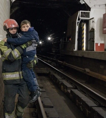 Рятувальники вивели майже 500 людей під час вимушеної зупинки метро в Києві, - ДСНС
