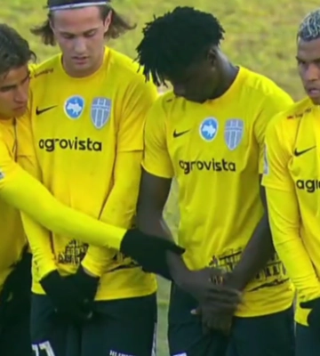 Не то место прикрыл. Игроки Александрии создали мем во время стандарта