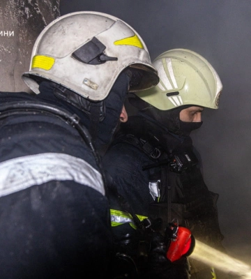 Ворожі БпЛА вдарили по парку та адмінбудівлі у Харкові (Відео)