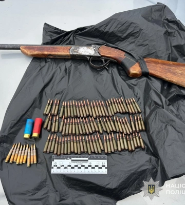 На Львівщині поліцейські вилучили у чоловіка вогнепальну зброю та боєприпаси