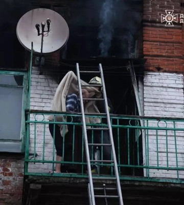 Пожежа в центрі Дніпра: з балкона врятували чоловіка