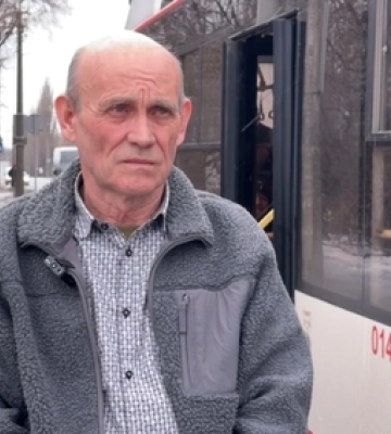 Водій із Луцька щодня зупиняє тролейбус на хвилину мовчання, щоб вшанувати загиблих