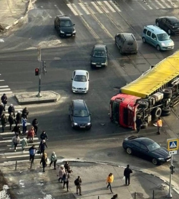 На Аэрокосмическом проспекте перевернулась фура – соцсети (фото/видео)