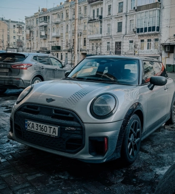 Маленькая ракета: в Киеве заметили новейший заряженный Mini за 2 миллиона 