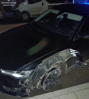 У Львові через поліцію водій розбив Audi A6