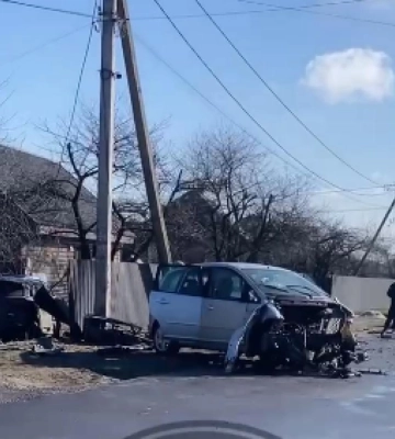 У селі на Волині зіткнулися два легковики: авто вилетіло на подвір’я і проламало паркан
