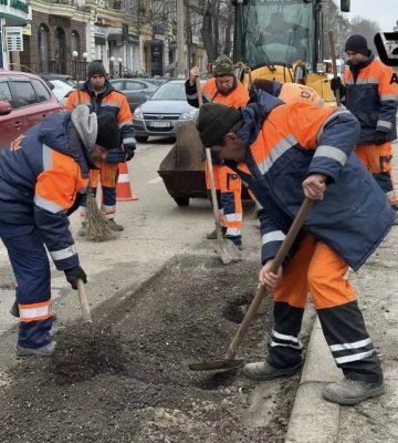 У Миколаєві на проспекті Центральному ремонтують ями