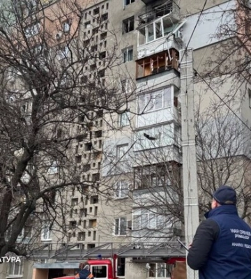 Росіяни атакували дроном багатоповерхівку у Харкові, є постраждалі