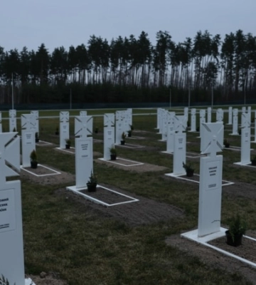 Попри рішення Верховного суду, на військовому кладовищі на Київщині продовжують ховати українських захисників