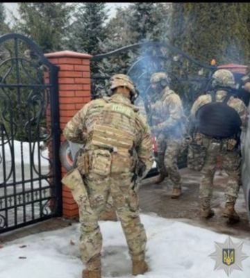 Вимагали вигаданий борг: у Львові чоловіки викрали підлітка та тримали його у шафі