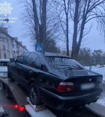У Рівному евакуювали BMW за порушення паркування та «чужі» номерні знаки
