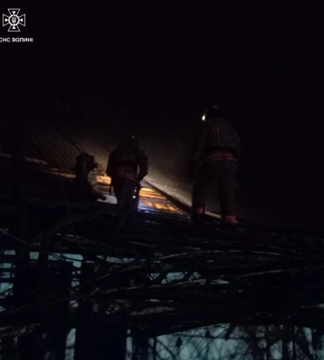 На Волині через коротке замикання горіла будівля, троє людей травмувалось