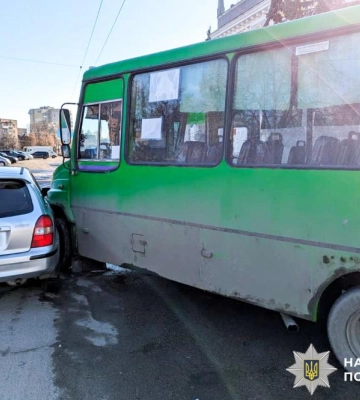 У Рівному внаслідок ДТП водій маршрутки зламав руку