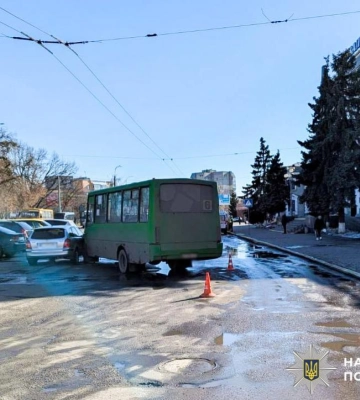 У Рівному внаслідок ДТП водій маршрутки зламав руку
