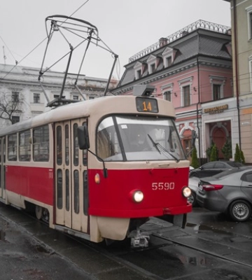 Электротранспорт левого берега Киева постепенно возвращается к работе