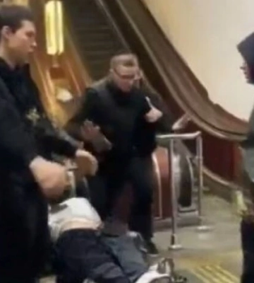 У київському метро пасажири влаштували бійку біля ескалатора (відео)