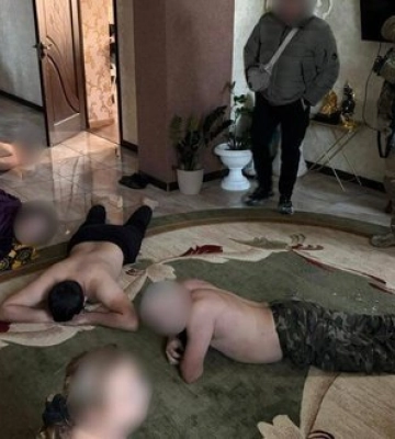 У Києві викрили "ясновидиць", які виманили у родин загиблих та зниклих безвісти бійців 1,4 млн. грн. ФОТОрепортаж