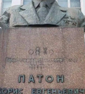 У столиці пошкодили пам’ятник Борису Патону