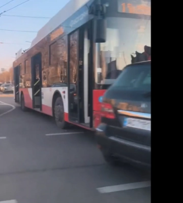 Біля РАЦСу у Луцьку - затор через ДТП. Відео