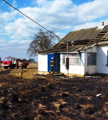 На Волині через багаття загорівся житловий будинок