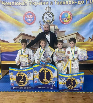 30 прикарпатських спортсменів вибороли призові місця на чемпіонат області з боксу (ФОТО)
