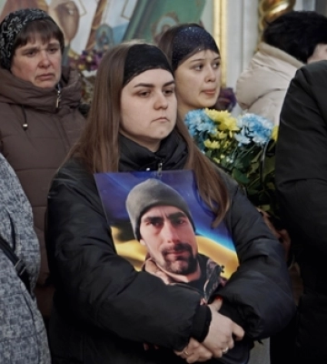 На Волині попрощалися із воїном та батьком трьох дітей Олександром Дроботом 
