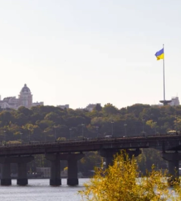 У Києві відповіли чи безпечно їздити мостом Патона після перевірки