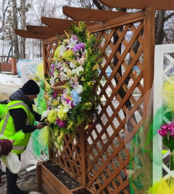 Романтическую фотозону обустроили к 8 марта в Харькове 